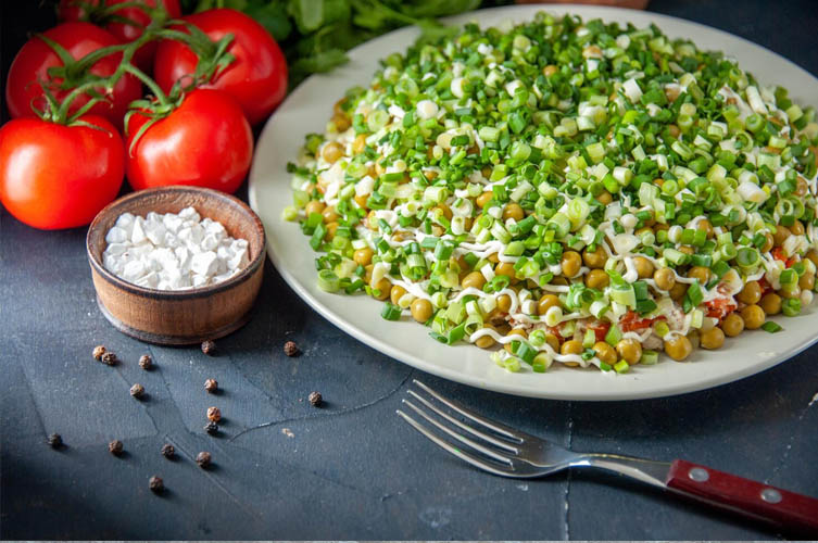 Салат из свежей капусты с огурцом/консервированным горошком